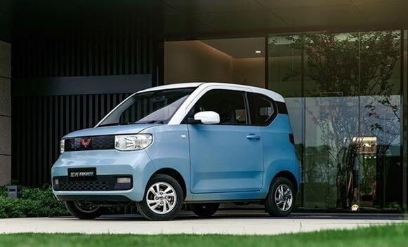 三輛五菱宏光MINI EV路口撞到一塊！網(wǎng)友：真賣爆 出鏡率滿大街