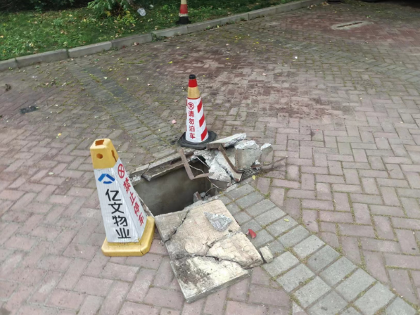金陵驛社區(qū)維修窨井蓋，消除安全隱患